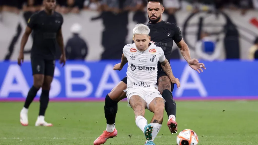 Soteldo e Raniele disputando lance. Foto: Marcello Zambrana/AGIF