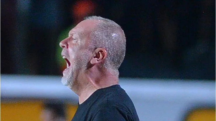 BA - SALVADOR - 27/04/2025 - BRASILEIRO A 2025, VITORIA X GREMIO - Mano Menezes, tecnico do Gremio durante partida contra o Vitoria no estadio Barradao pelo campeonato Brasileiro A 2025.
