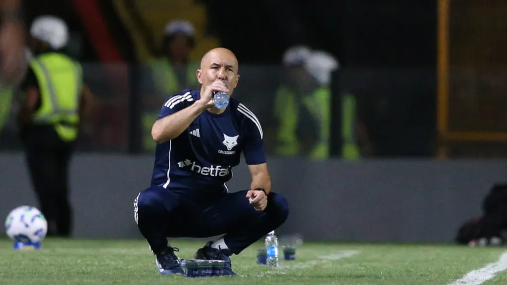 Leonardo Jardim expõe estratégia utilizada pelo Cruzeiro para evolução em campo – Foto: Marlon Costa/AGIF