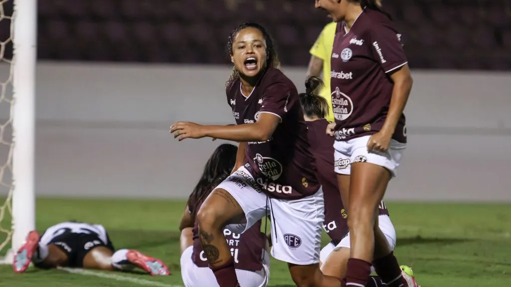 Jogadora da Ferroviária celebra gol contra o Corinthians no Brasileirão Feminino