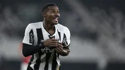 Cuiabano, jogador do Botafogo, comemora seu gol durante partida contra o Internacional, pelo Brasileirão Betano. Foto: Jorge Rodrigues/AGIF.