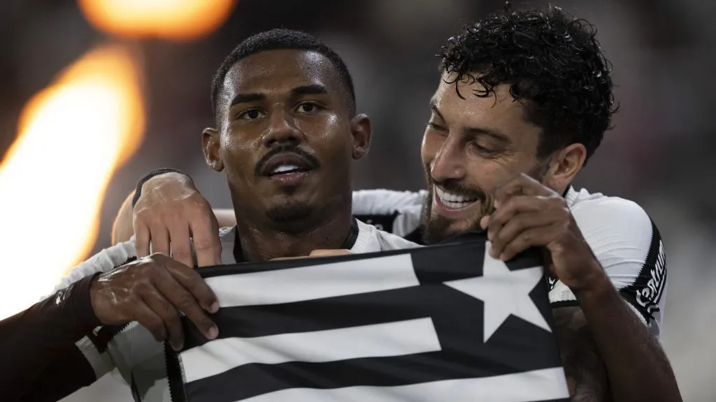 Jogadores do Glorioso comemoram tento marcado diante do Internacional. Foto: Jorge Rodrigues/AGIF.