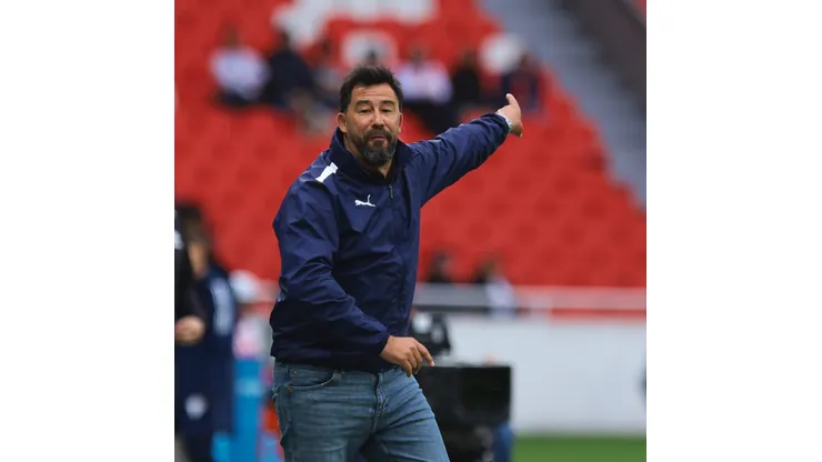 QUITO, ECUADOR - APRIL 22: Pablo Sanchez, Head Coach of LDU de Quito, reacts during the Copa CONMEBOL Libertadores 2025 Group C match between LDU Quito and Flamengo at Rodrigo Paz Delgado Stadium on April 22, 2025 in Quito, Ecuador. (Photo by Franklin Jacome/Getty Images)
