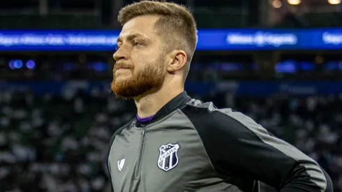 Willian Machado durante aquecimento antes da partida no Allianz Parque. Foto: Felipe Santos/Ceará SC