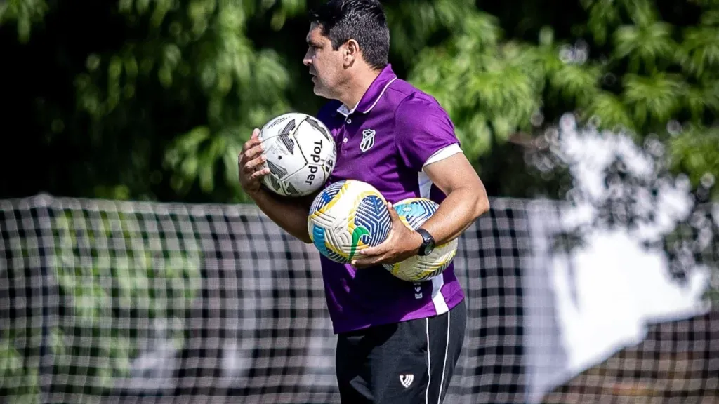 Treinador Erivelton Viana em treinamento com o Ceará