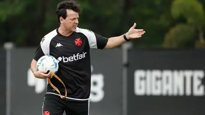 Fernando Diniz durante treino. Foto: Matheus Lima/CRVG