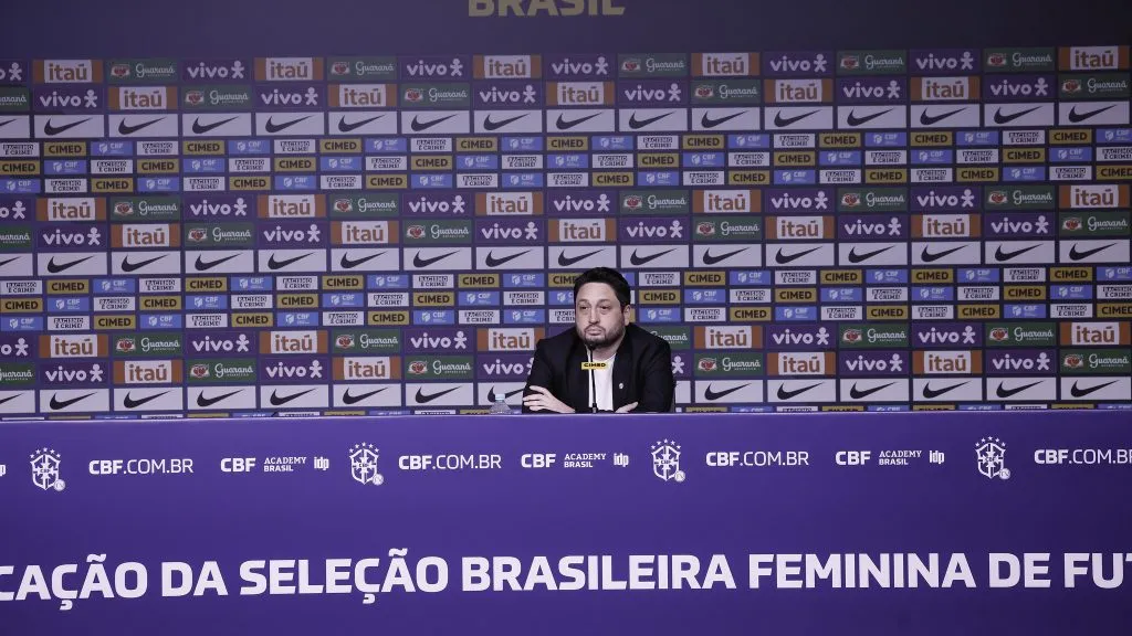Treinador Arthur Elias em convocação da Seleção Brasileira Feminina