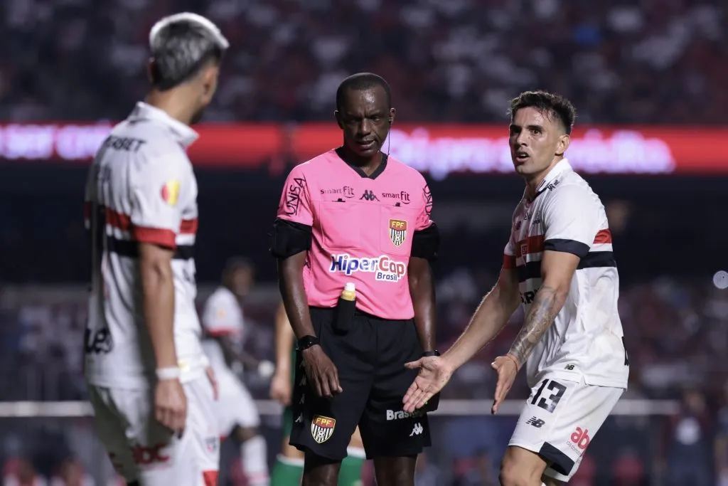 SP – SAO PAULO – 23/01/2025 – PAULISTA 2025, SAO PAULO X GUARANI – jogador do Sao Paulo reclama com a arbitragem durante partida contra o Guarani no estadio Morumbi pelo campeonato Paulista 2025. Foto: Marcello Zambrana/AGIF