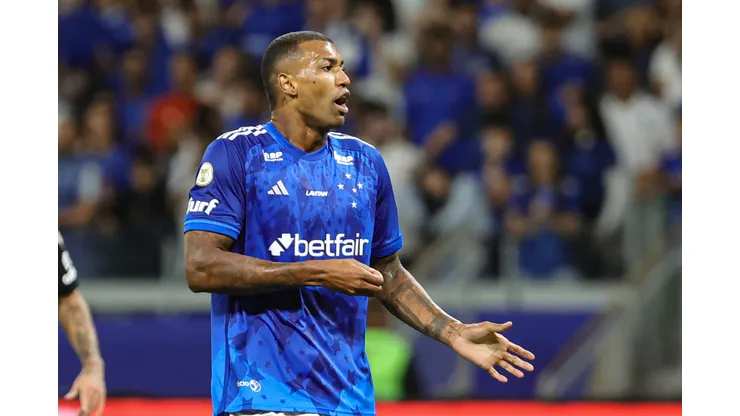 MG - BELO HORIZONTE - 10/08/2024 - BRASILEIRO A 2024, CRUZEIRO X ATLETICO-MG - Walace jogador do Cruzeiro durante partida contra o Atletico-MG no estadio Mineirao pelo campeonato Brasileiro A 2024. Foto: Gilson Lobo/AGIF