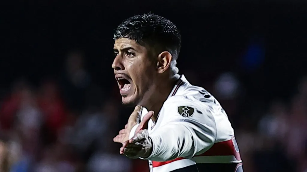 SP – SAO PAULO – 10/04/2025 – COPA LIBERTADORES 2025, SAO PAULO X ALIANZA LIMA – Alan Franco jogador do Sao Paulo reclama com a arbitragem durante partida contra o Alianza Lima no estadio Morumbi pelo campeonato Copa Libertadores 2025. Foto: Fabio Giannelli/AGIF