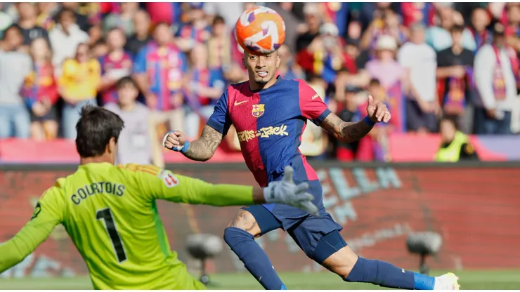 Raphinha marca gol em partida diante do Real Madrid. Foto: Associated Press / Alamy Stock Photo
