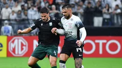 Raniele divide bola com Guilhermo em partida entre Corinthians e Racing. Foto: Sipa US / Alamy Stock Photo