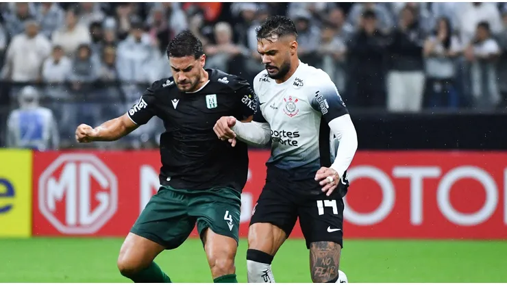 Raniele divide bola com Guilhermo em partida entre Corinthians e Racing. Foto: Sipa US / Alamy Stock Photo