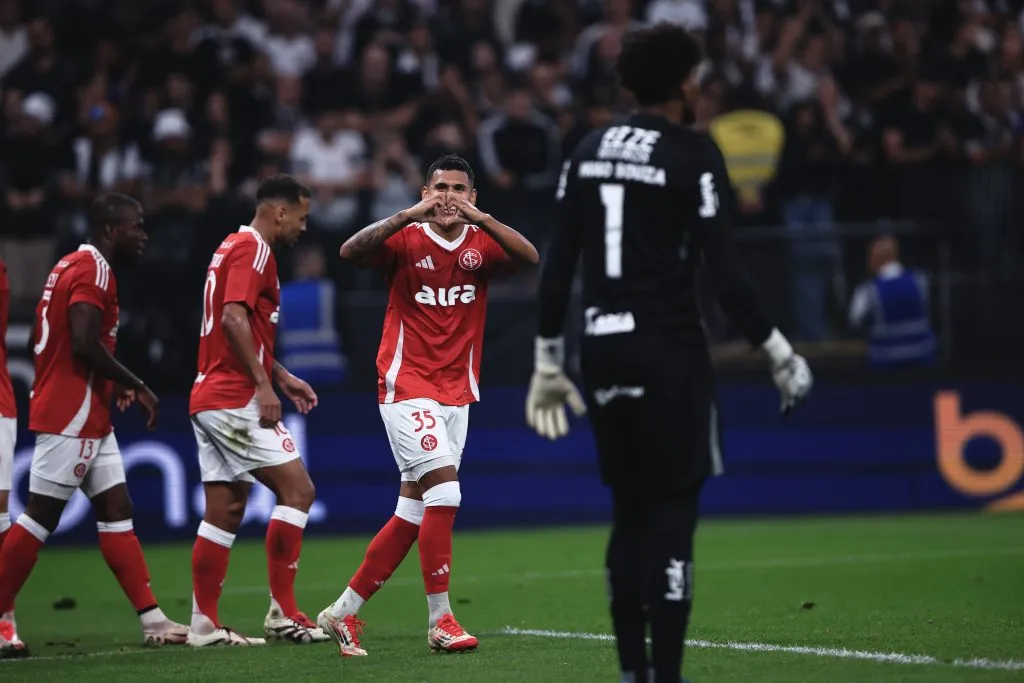 SP – SAO PAULO – 03/05/2025 – BRASILEIRO A 2025, CORINTHIANS X INTERNACIONAL – Aguirre jogador do Internacional comemora seu gol durante partida contra o Corinthians no estadio Arena Corinthians pelo campeonato Brasileiro A 2025. Foto: Ettore Chiereguini/AGIF