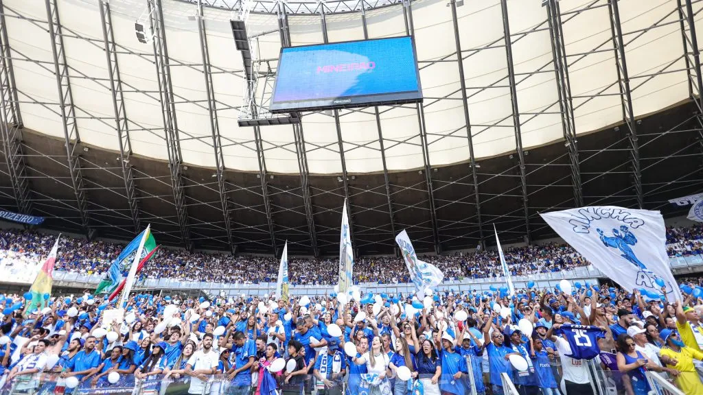 Torcedores da Raposa fazendo a festa. Foto: Gilson Lobo/AGIF.