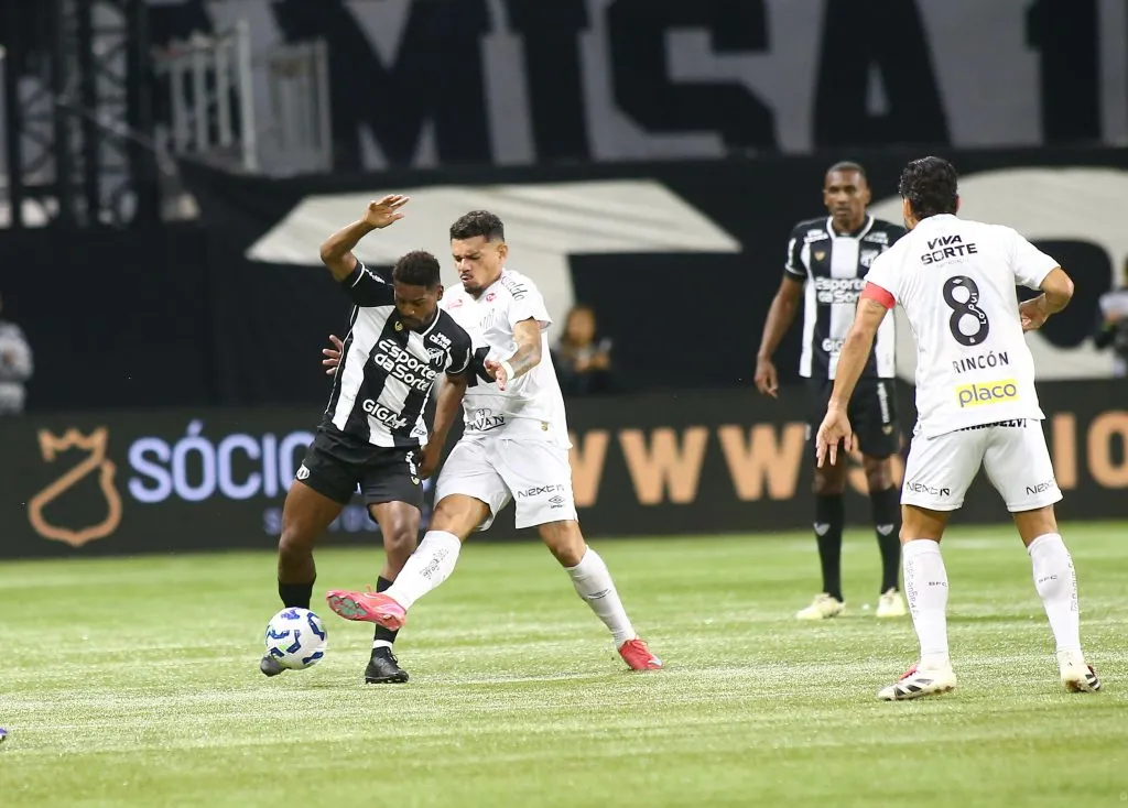 Tiquinho Soares, jogador do Santos, durante partida contra o Ceara no estadio Arena Allianz Parque pelo campeonato Brasileiro A 2025. Foto: Mauricio De Souza/AGIF