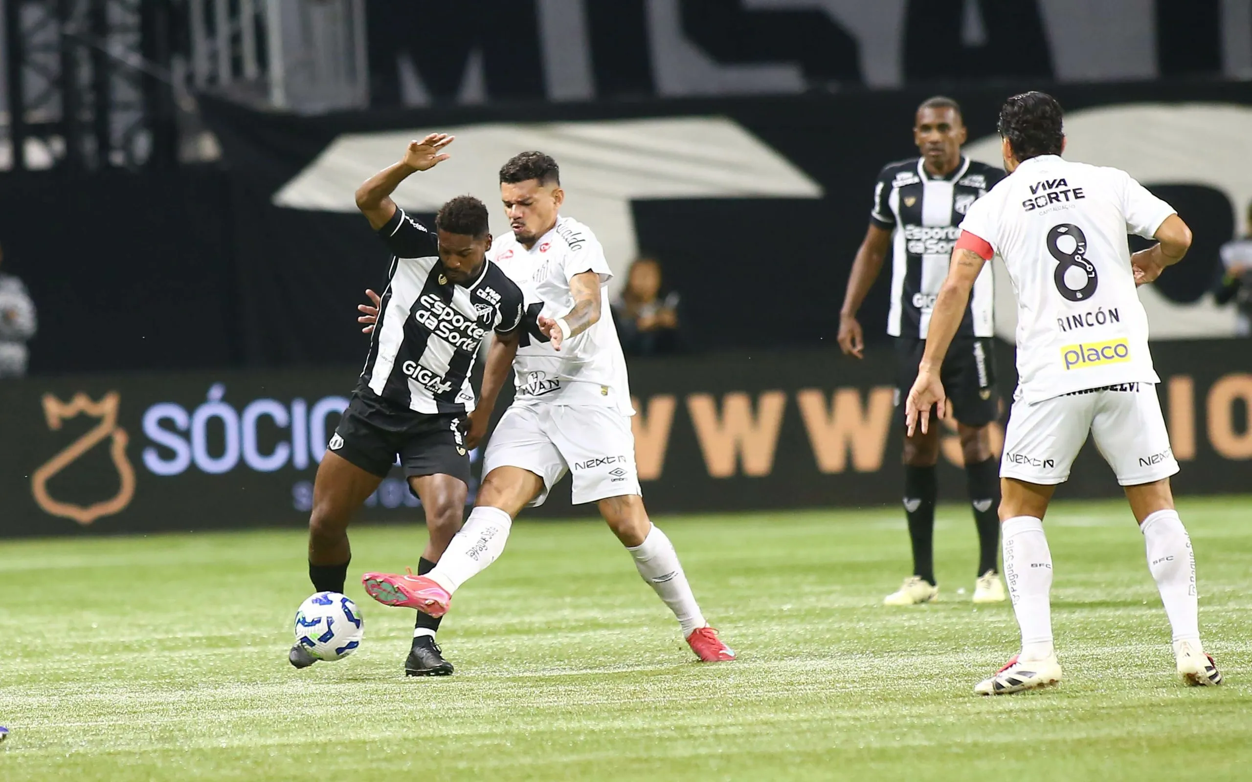 Tiquinho Soares, jogador do Santos durante partida contra o Ceara no estadio Arena Allianz Parque pelo campeonato Brasileiro A 2025. Foto: Mauricio De Souza/AGIF