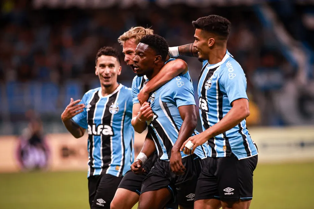 Francis Amuzu jogador do Gremio comemora seu gol com jogadores do seu time – Foto: Maxi Franzoi/AGIF