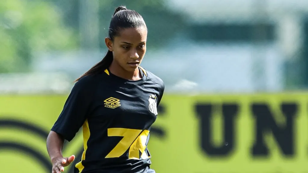 Samara em treinamento no CT Rei Pelé com a equipe do Santos