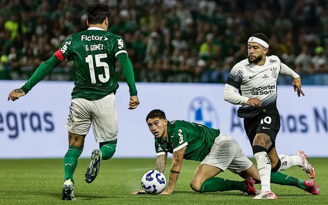 Memphis Depay jogador do Corinthians durante partida contra o Palmeiras – Foto: Fabio Giannelli/AGIF