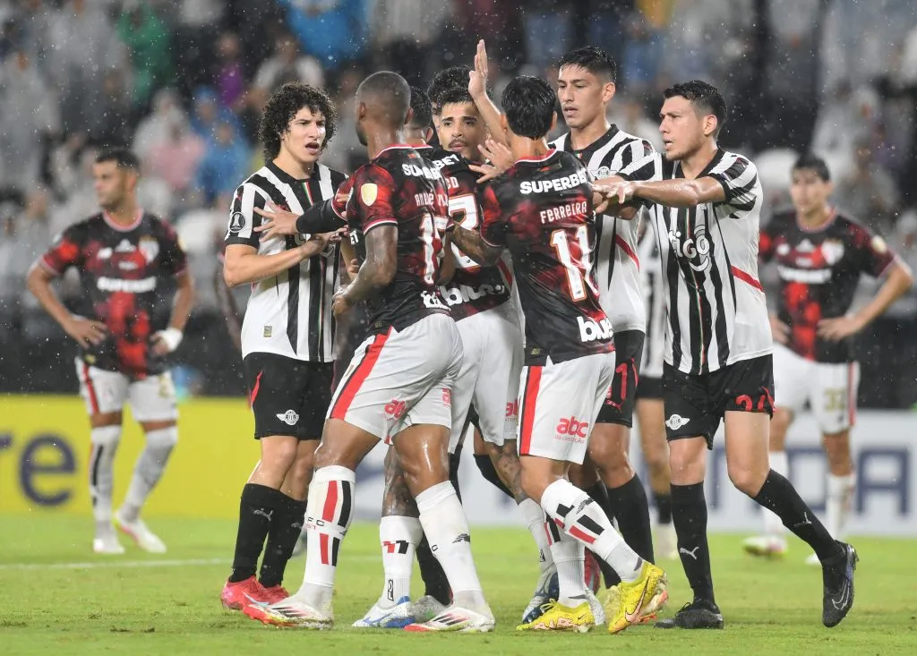 Jogadores do Sao Paulo em partida contra o Libertad – (Photo by Christian Alvarenga/Getty Images)