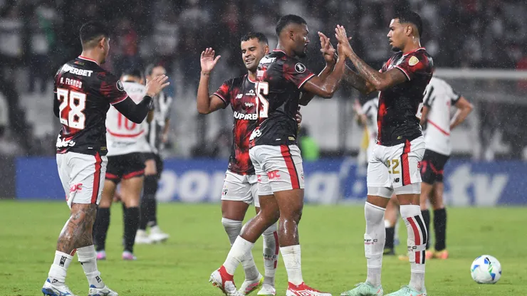 Jogadores do Sao Paulo em partida contra o Libertad - Foto: Christian Alvarenga/Getty Images
