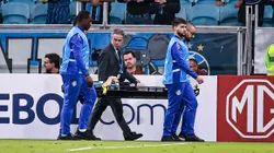 Igor Serrote, jogador do Grêmio, deixa o campo lesionado durante partida contra o Godoy Cruz no estádio Arena do Grêmio pela Copa Sul-americana