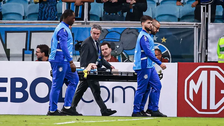 Igor Serrote, jogador do Grêmio, deixa o campo lesionado durante partida contra o Godoy Cruz no estádio Arena do Grêmio pela Copa Sul-americana
