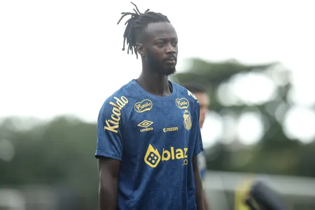 Yusupha Njie, ex-jogador do Santos durante treino no Centro de Treinamento CT Rei Pele. Foto: Reinaldo Campos/AGIF