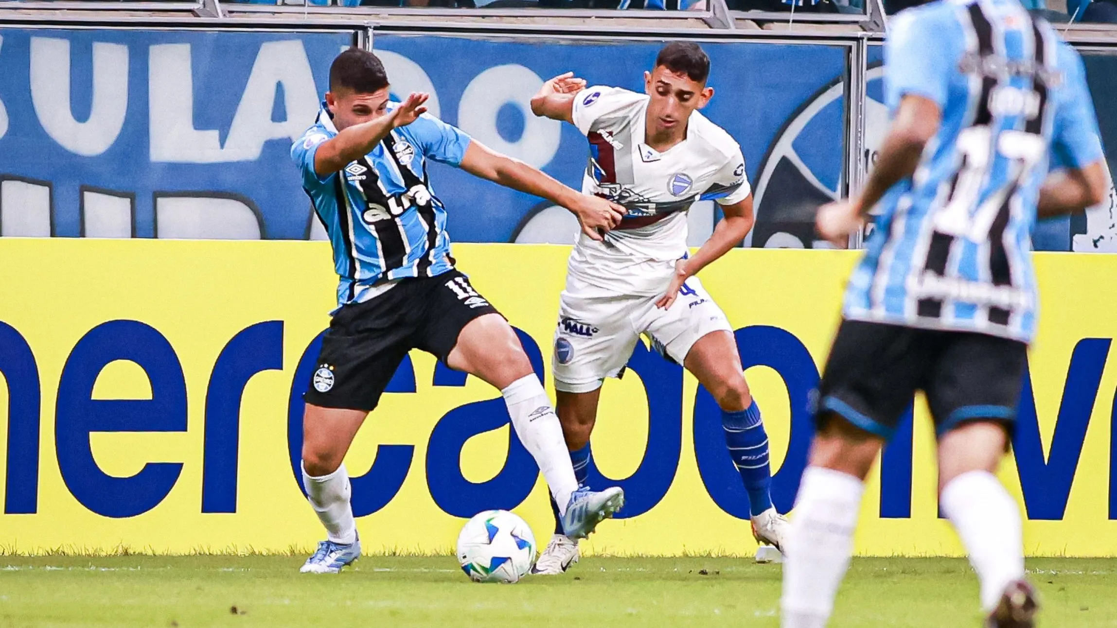 Miguel Monsalve jogador do Gremio disputa lance com Arce Lucas jogador do Godoy Cruz – Foto: Maxi Franzoi/AGIF