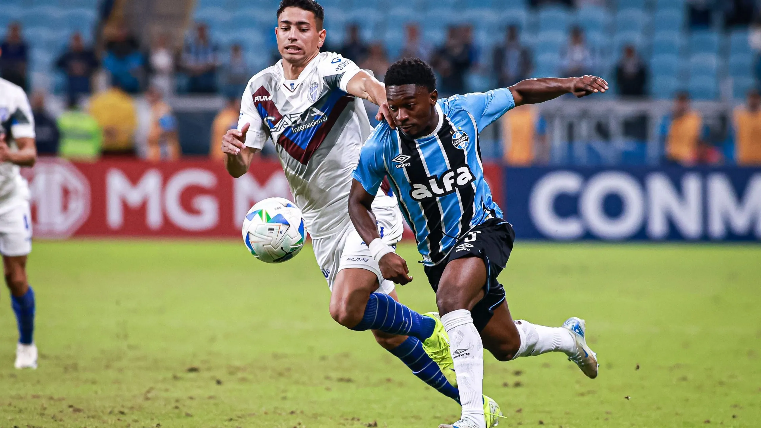 Francis Amuzu jogador do Grêmio disputa lance com Facundo Altamira jogador do Godoy Cruz – Foto: Maxi Franzoi/AGIF