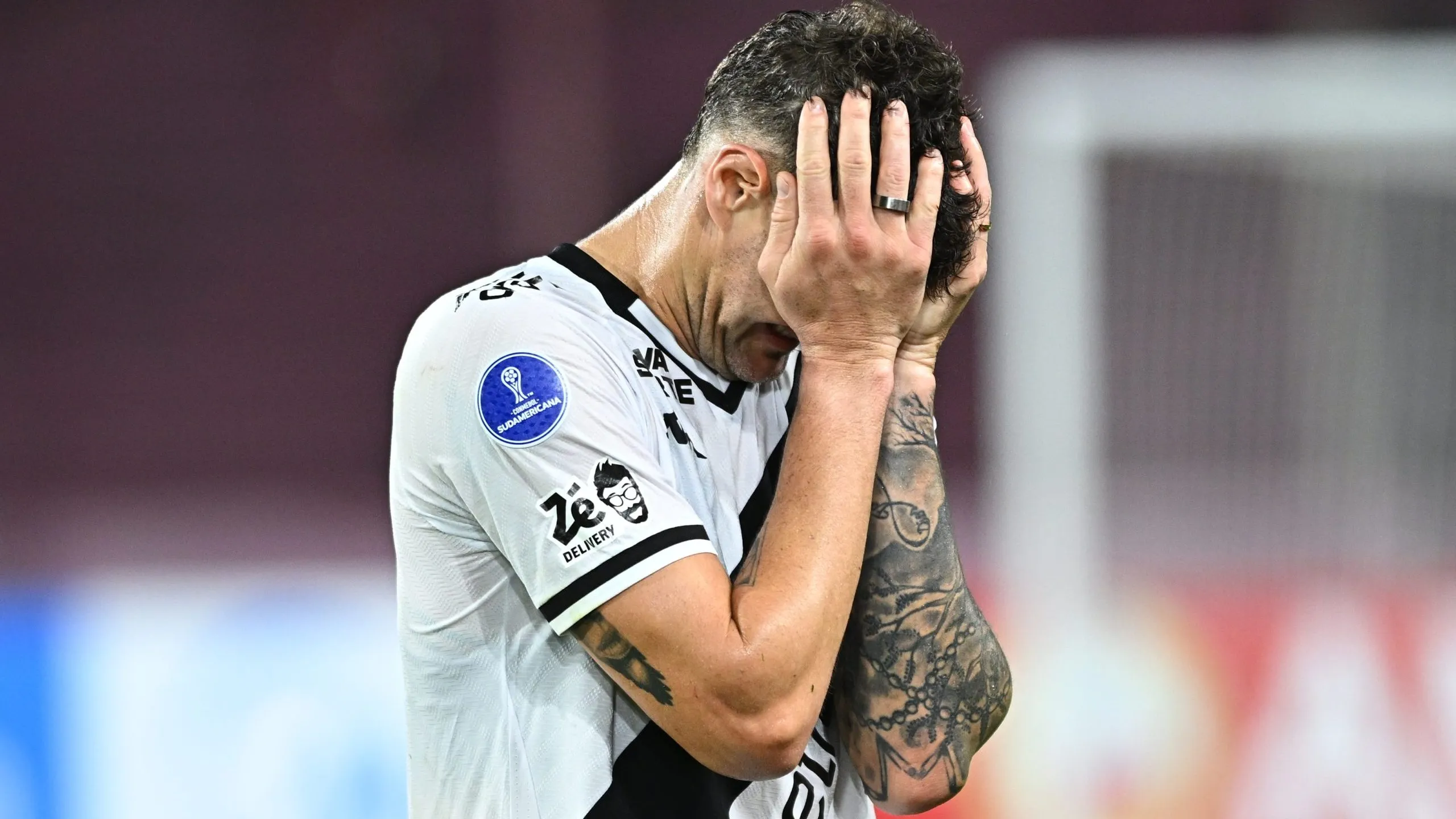 Vegetti, Coutinho e jogadores ofensivos do Vasco têm noite apagada contra o Lanús. Foto: Rodrigo Valle/Getty Images.
