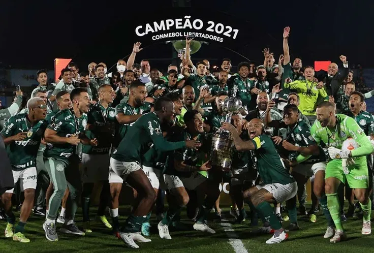 Felipe Melo, ex-jogador do Palmeiras levantando a Taça Libertadores em 2021 com os companheiros de elenco. Foto: Divulgação/Palmeiras