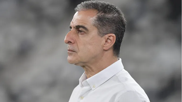 Renato Paiva durante partida entre Botafogo e Carabobo, no Estádio Nilton Santos, pela Libertadores.