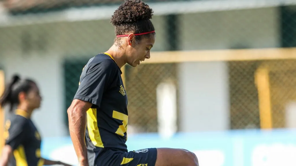Evellyn durante treino com o time feminino do Santos