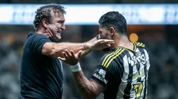 Cuca e Hulk celebram gol do Atlético-MG. Foto: Fernando Moreno/AGIF.