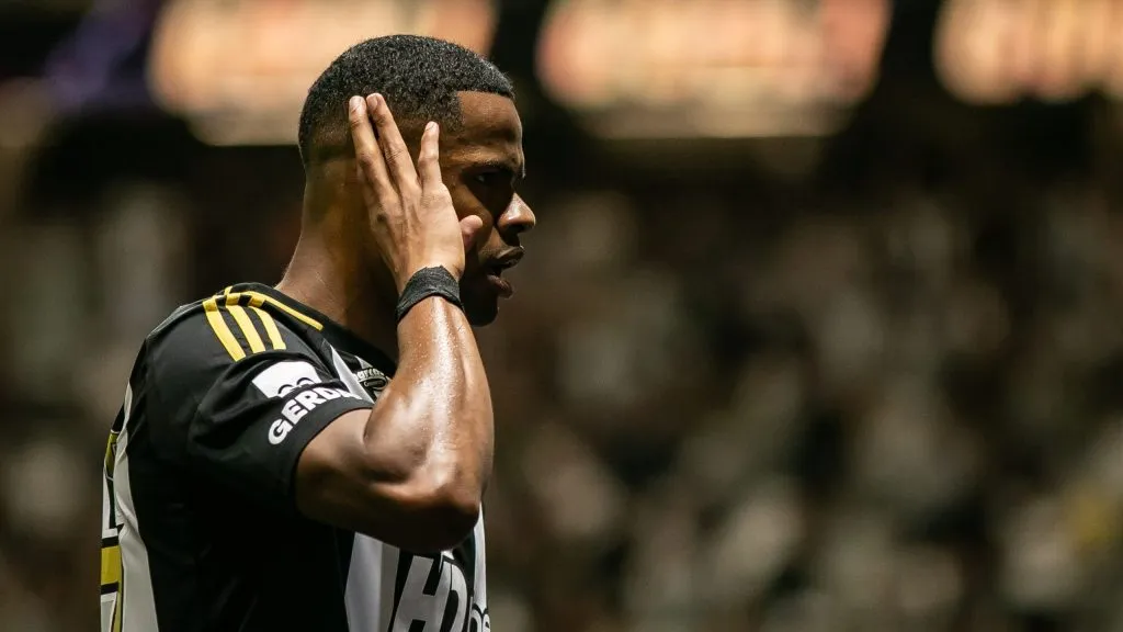 Júnior Santos comemora tento feito diante do Fluminense. Foto: Fernando Moreno/AGIF.