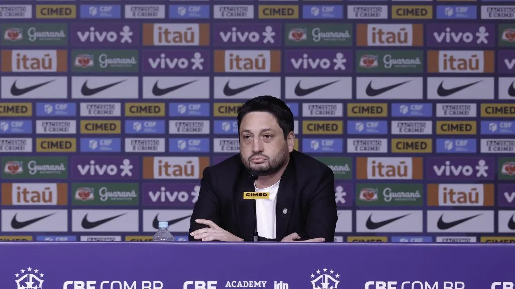 Arthur Elias em dia de convocação da Seleção Brasileira Feminina