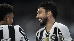 Alex Telles, jogador do Botafogo, comemora seu gol durante partida contra o Internacional, pelo Brasileirão Betano. Foto: Jorge Rodrigues/AGIF.