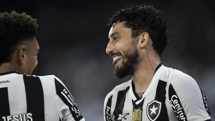Alex Telles, jogador do Botafogo, comemora seu gol durante partida contra o Internacional, pelo Brasileirão Betano. Foto: Jorge Rodrigues/AGIF.