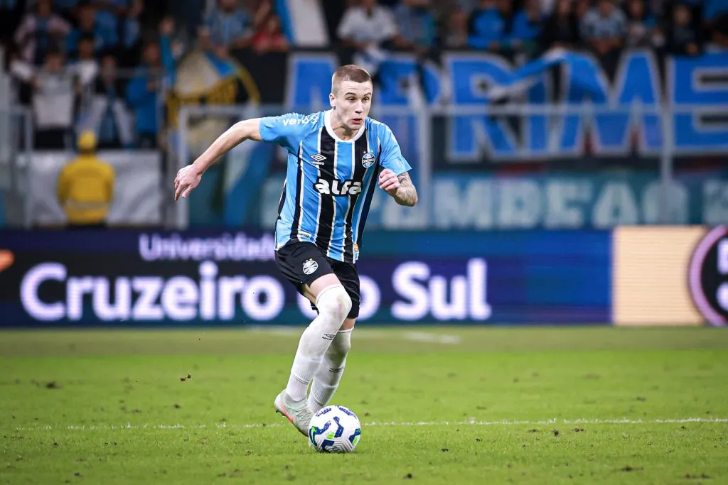 Igor Serrote: entregue ao departamento médico do Grêmio – Foto: Maxi Franzoi/AGIF