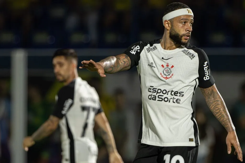 SP – MIRASSOL – 10/05/2025 – BRASILEIRO A 2025, MIRASSOL X CORINTHIANS – MEMPHIS DEPAY jogador do Corinthians lamenta durante partida contra o Mirassol no estadio Jose Maria de Campos Maia pelo campeonato Brasileiro A 2025. Foto: Joisel Amaral/AGIF