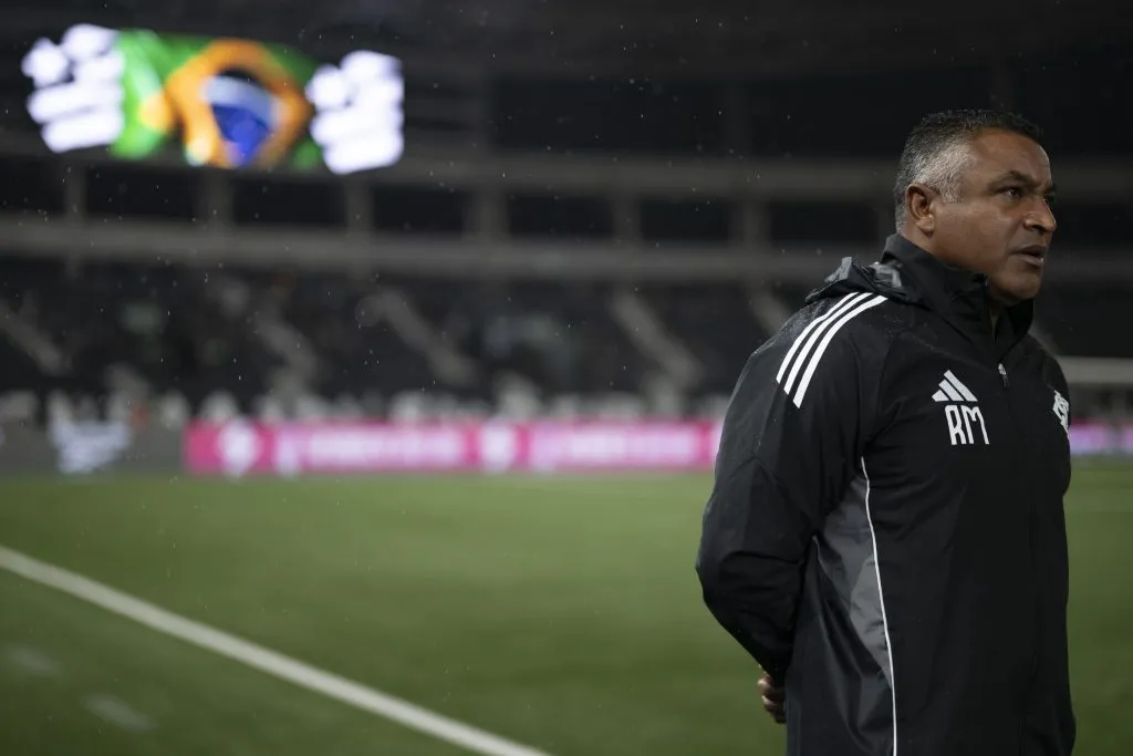 RJ – RIO DE JANEIRO – 11/05/2025 – BRASILEIRO A 2025, BOTAFOGO X INTERNACIONAL – Roger Machado tecnico do Internacional durante partida contra o Botafogo no estadio Engenhao pelo campeonato Brasileiro A 2025. Foto: Jorge Rodrigues/AGIF