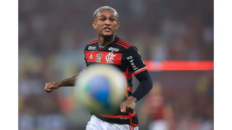RIO DE JANEIRO, BRAZIL - NOVEMBER 13: Wesley of Flamengo controls the ball during the match between Flamengo and Atletico Mineiro as part of Brasileirao 2024 at Maracana Stadium on November 13, 2024 in Rio de Janeiro, Brazil. (Photo by Buda Mendes/Getty Images)
