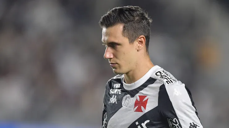 Lucas Piton, jogador do Vasco, durante partida contra o Sport, pelo Brasileirão Betano. Foto: Thiago Ribeiro/AGIF.