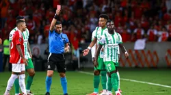 Marino Hinestroza jogador do Atlético Nacional recebe cartão vermelho do árbitro durante partida contra o Internacional no estádio Beira-Rio pelo campeonato Copa Libertadores 2025. Foto: Maxi Franzoi/AGIF