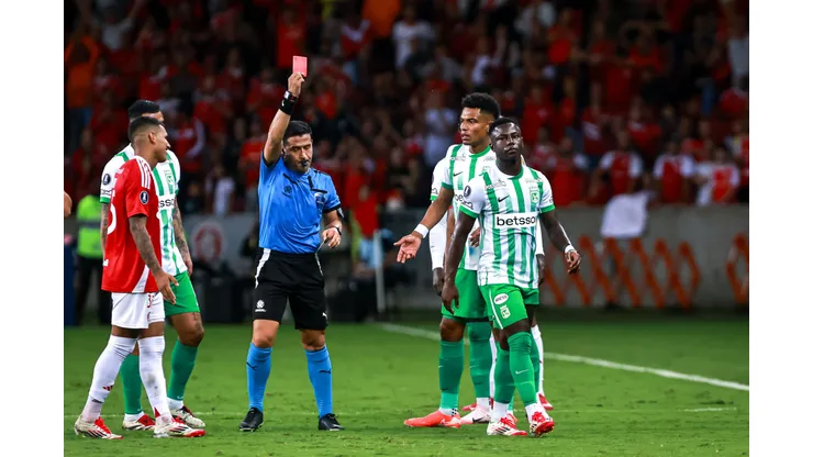 Marino Hinestroza jogador do Atlético Nacional recebe cartão vermelho do árbitro durante partida contra o Internacional no estádio Beira-Rio pelo campeonato Copa Libertadores 2025. Foto: Maxi Franzoi/AGIF