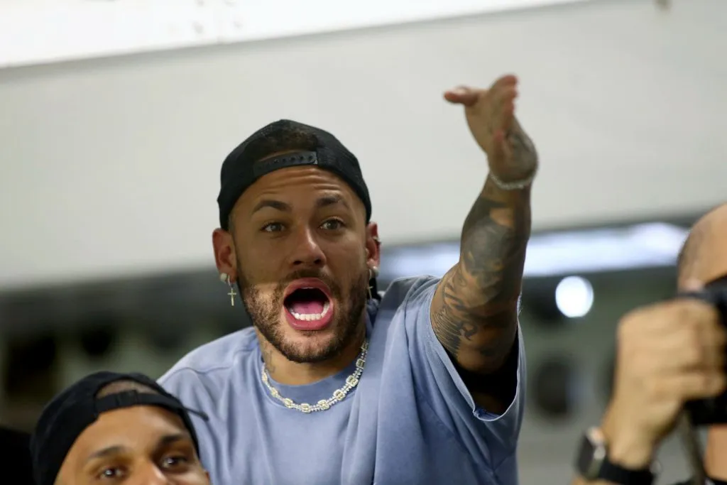 SP – SANTOS – 27/04/2025 – BRASILEIRO A 2025, SANTOS X BRAGANTINO – [Neymar jogador do Santos assisti  ao jogo do Bragantino durante partida no estadio Vila Belmiro pelo campeonato Brasileiro A 2025. Foto: Mauricio De Souza/AGIF