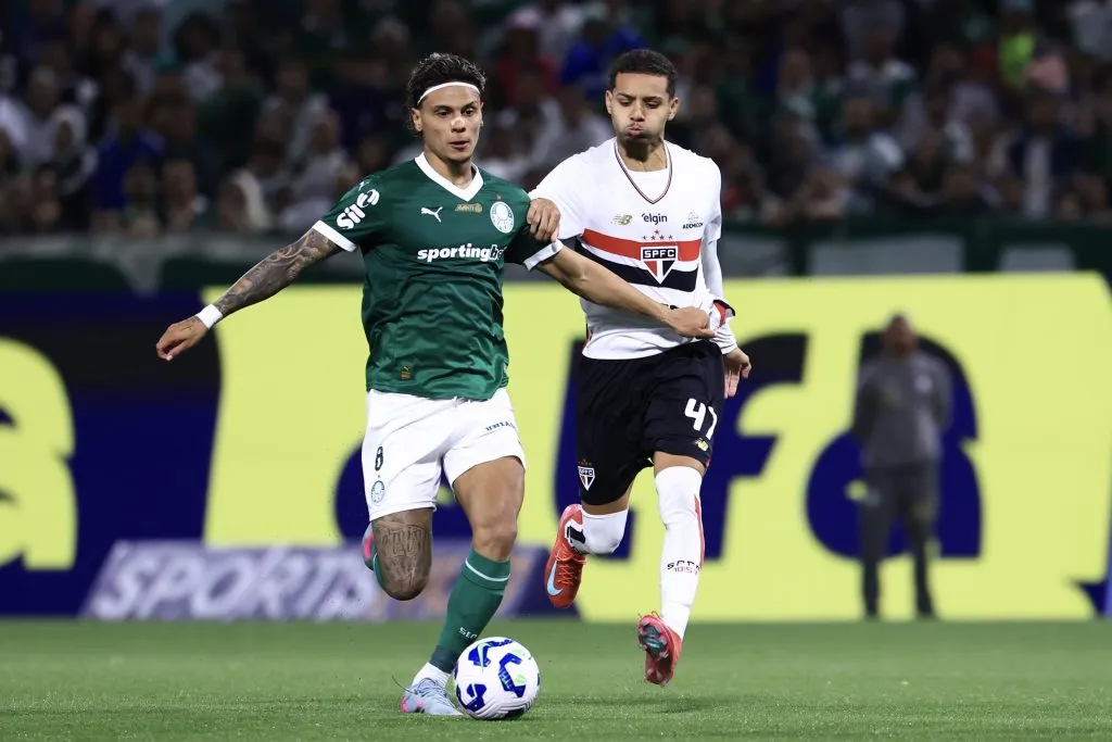 SP – BARUERI – 11/05/2025 – BRASILEIRO A 2025, PALMEIRAS X SAO PAULO – Richard Rios jogador do Palmeiras disputa lance com Matheus Alves jogador do Sao Paulo durante partida no estadio Arena Barueri pelo campeonato Brasileiro A 2025. Foto: Marcello Zambrana/AGIF