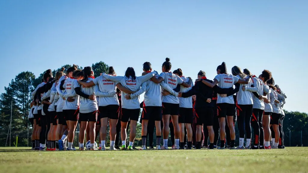 Grupo de futebol feminino profissional do Internacional em treinamento